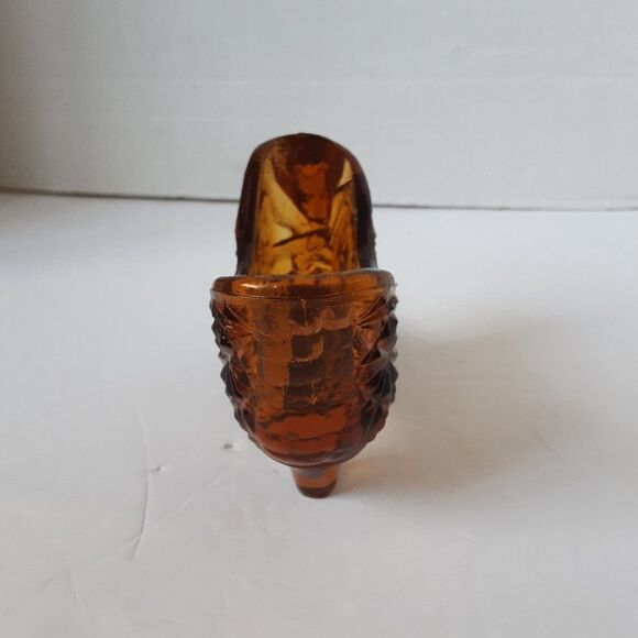 Fenton Glass Shoe with Cat - Amber Glass with Daisy Button pattern - Picture 2 of 10